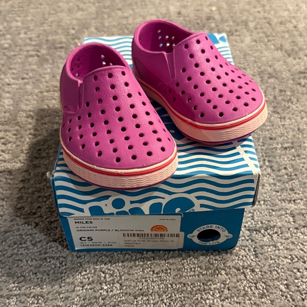 Native Kids Water Shoes in Fuchsia